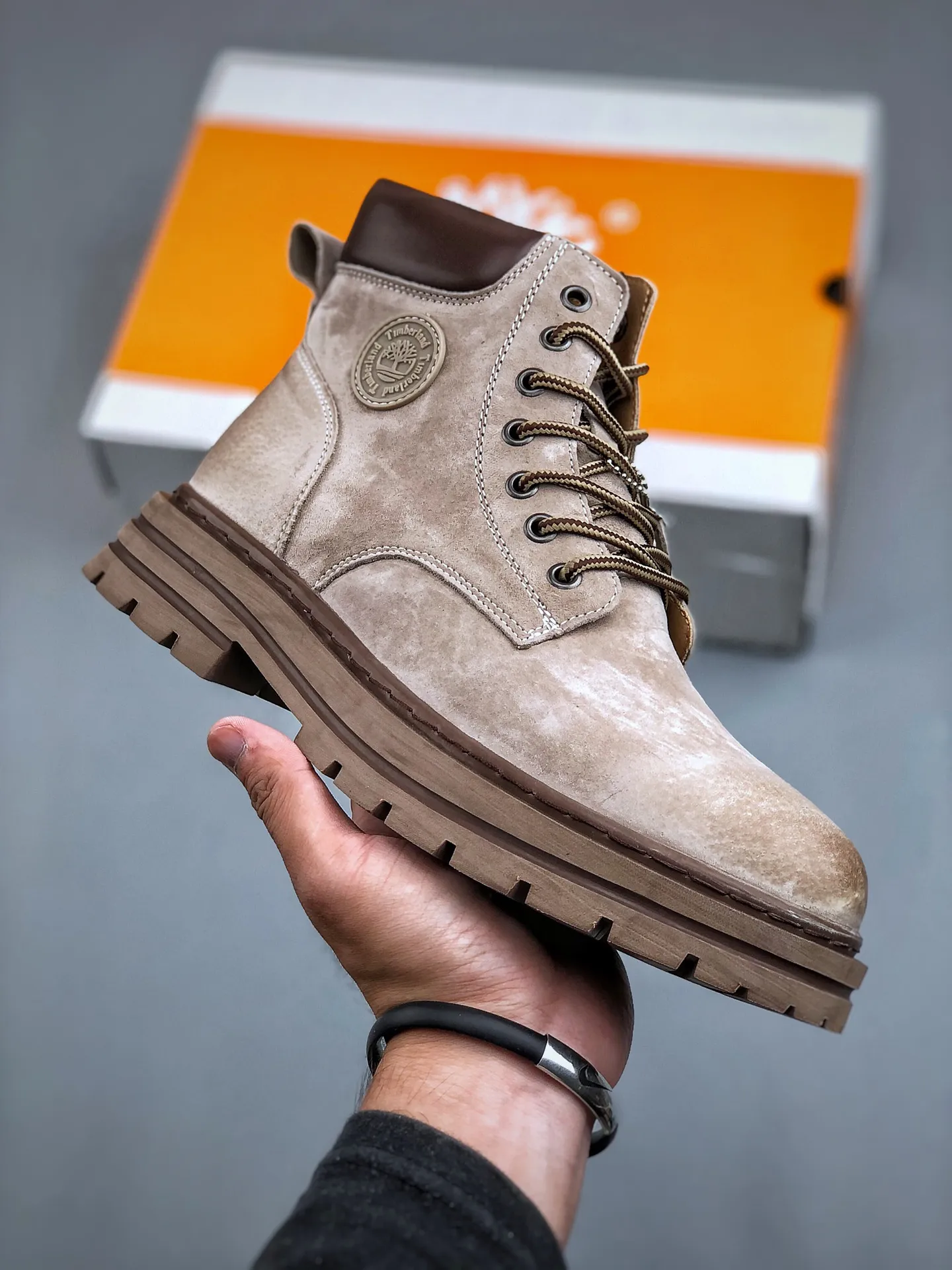Local 💰560 core recommendation, good price, new goods 🚀Timberland Timberland/Timberland outdoor high-top casual rhubarb boots series #Guangdong Dachang quality original box original packaging #25ss new fashion trend matching The fabric is made of Italian 🇮🇹 top frosted fine-grained cowhide with anti-odor and anti-corrosion genuine leather latex insoles. The outsole and hardware are all made from OEM raw materials. The same process as the original Goodyear never-opening process Good products do not kill pigs. The quality of the first order is strictly controlled. Exclusively released on the entire network. The quality is beyond doubt. The whole set of official website unified packaging gives you a perfect wearing experience. The quality is exquisite and durable. A must-have for sportsmen. Specially designed to prevent handsomeness. High-quality and first-class foot feel. This winter, it is specially used for cold protection and outdoor use. Daily casual matching. Size: 39 40 41 42 43 44 (leather shoe size)